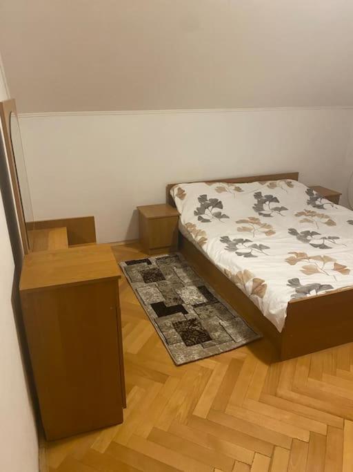 Vila Primitoare In Apropiere De Aeroport Ghiroda Esterno foto
